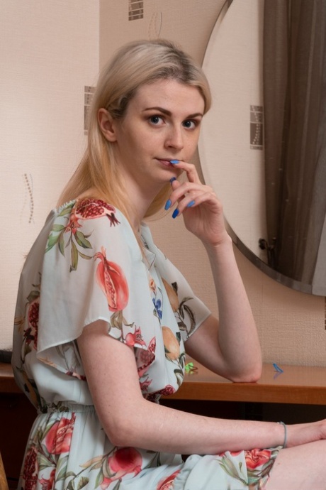 Skinny amateur teen Linda Maers exposes her hairy crotch and fingers her clam