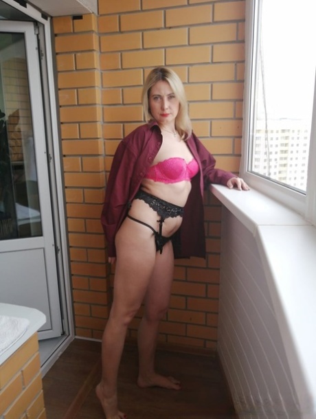Naughty mom unveils her sexy body and teases in an amateur striptease